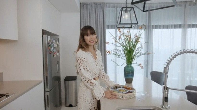 ##ss###style="color: rgb(68, 68, 68); background-color: rgb(255, 255, 255); text-align: center;">Vì Hà Anh thích không gian mở nên từ phòng khách, nhà bếp đến phòng ăn đều được nối liền để tạo sự thoáng đãng, giúp các thành viên trong gia đình có thể quan sát nhau.