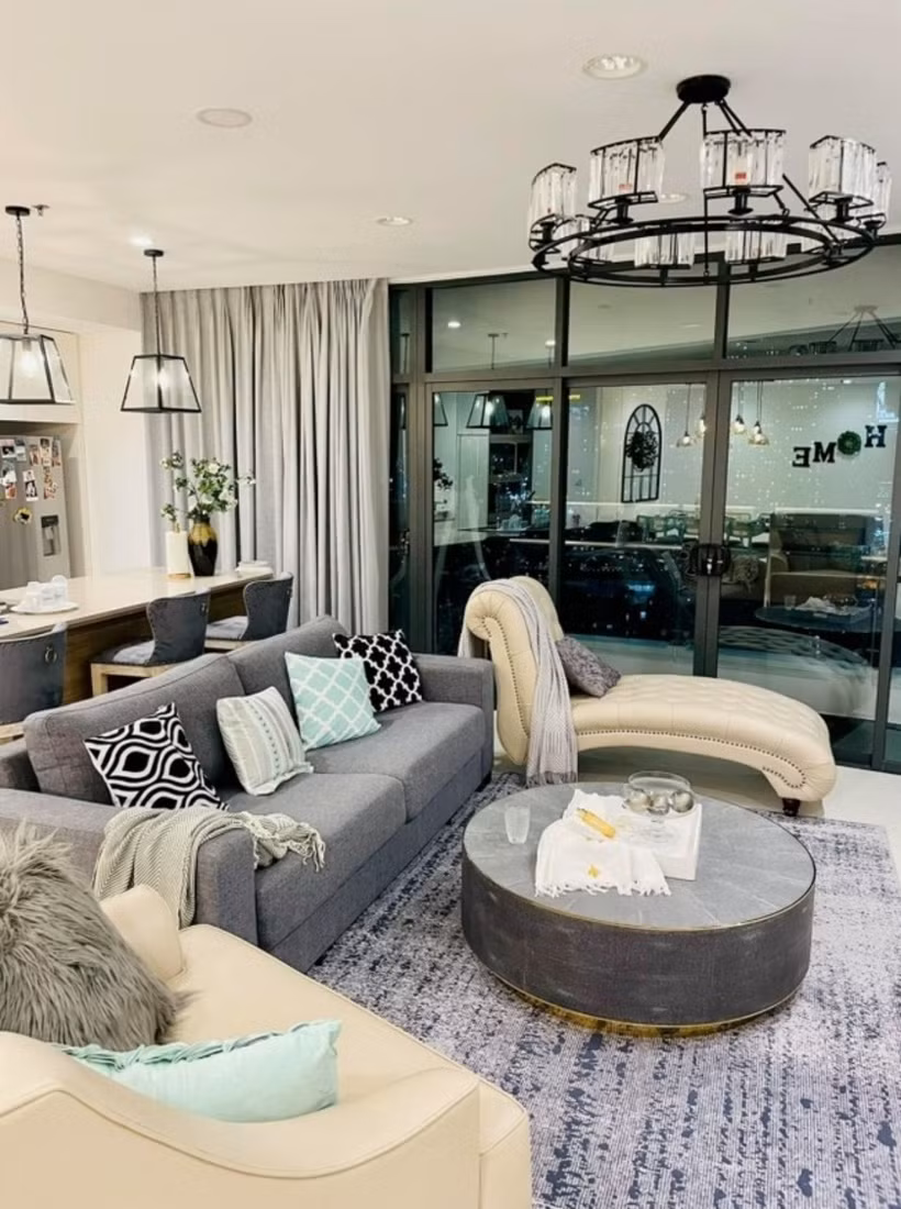 Căn hộ được thiết kế theo phong cách cổ điển châu Âu, kết hợp với những đường nét tối giản nhưng ấm áp đậm chất châu Á. 