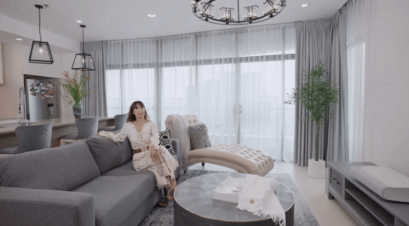 ##ss###style="color: rgb(68, 68, 68); background-color: rgb(255, 255, 255); text-align: center;">Bộ sofa lớn được đặt ở chính giữa phòng khách, phía trên là chiếc đèn chùm cỡ lớn để tạo điểm nhấn.