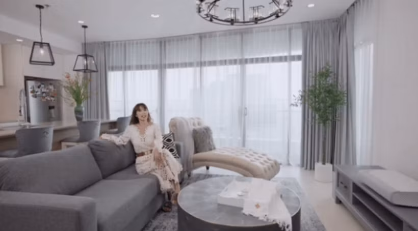 Bộ sofa lớn được đặt ở chính giữa phòng khách, phía trên là chiếc đèn chùm cỡ lớn để tạo điểm nhấn. 