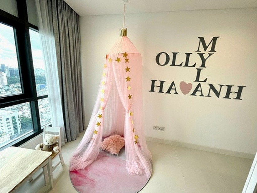 ##ss###style="color: rgb(68, 68, 68); background-color: rgb(255, 255, 255); text-align: center;">Trong khi đó, phòng ngủ của con gái cô được trang trí lộng lẫy giúp bé cảm thấy an toàn để có thể vui chơi và nghỉ ngơi trong không gian riêng của chính mình.