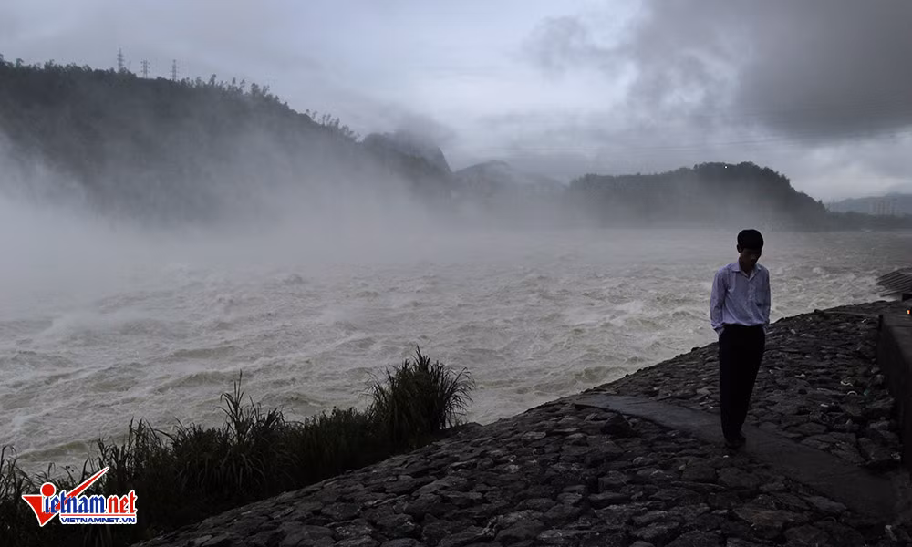 Nước dâng lên rất cao, dọc sông Đà chạy qua các huyện Cao Phong, Kỳ Sơn (Hòa Bình) có khả năng ngập úng nếu tiếp tục xả lũ.