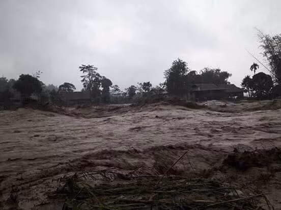 Dòng nước lũ đục ngầu cuồn cuộc chảy ở một huyện trên địa bàn Sơn La. Nguồn ảnh: Phapluatplus