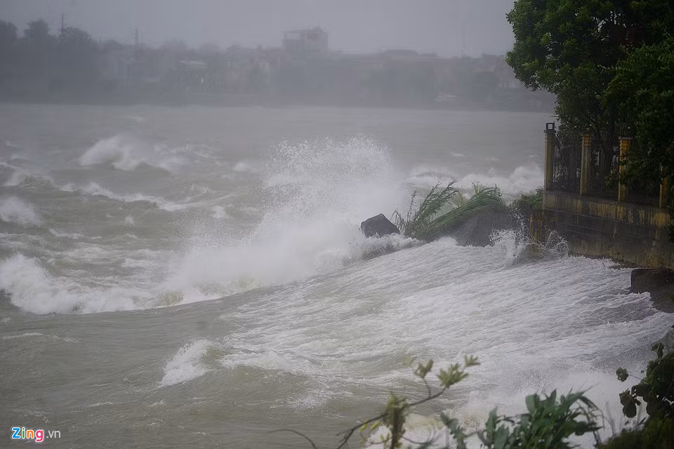 Dòng nước lớn và chảy xiết khi hồ thủy điện xả lũ. Nước đang dâng lên rất cao, dọc sông Đà chạy qua các huyện Cao Phong, Kỳ Sơn (Hòa Bình) có khả năng ngập úng nếu tiếp tục xả lũ.