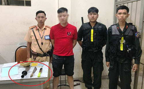 Ly giai khong ngo cua thanh nien cho nhieu dao tu che tren xe