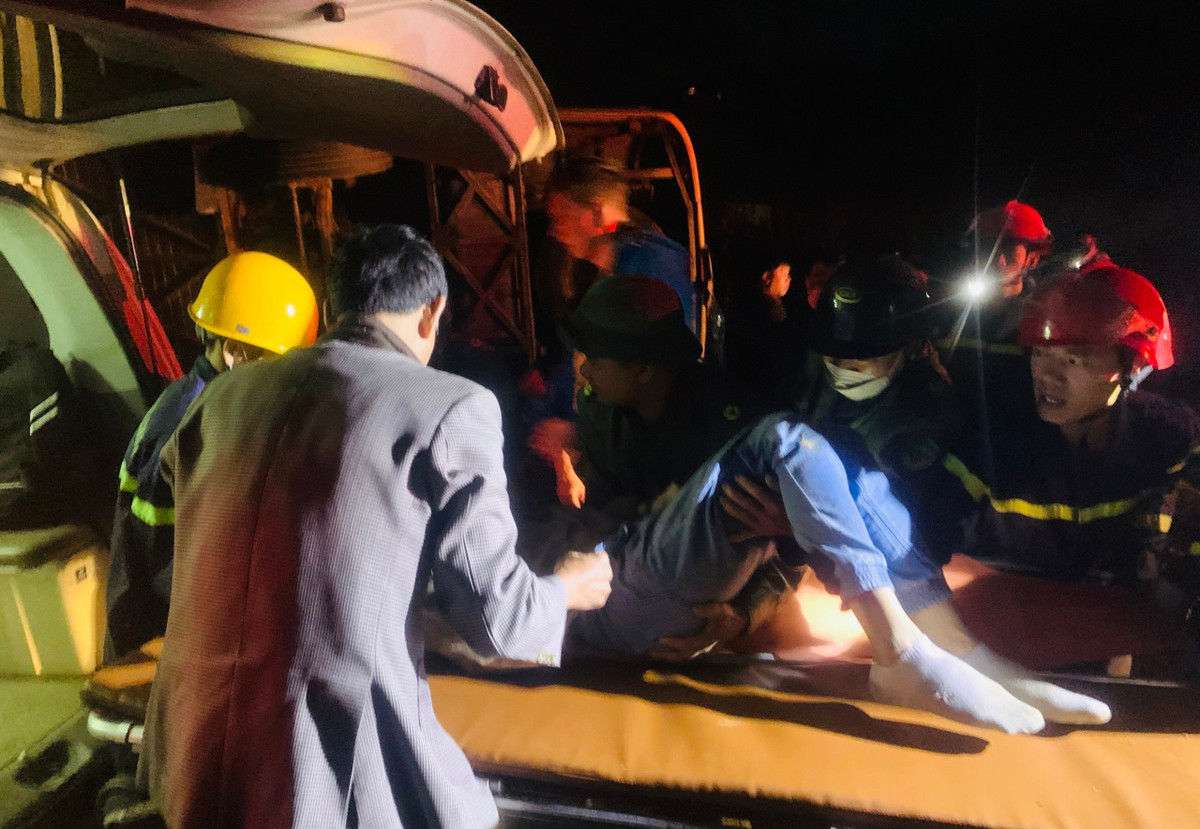 Khi đến tại Km719+850 thuộc địa phận thôn Chấp Nam, xã Vĩnh Chấp, huyện Vinh Linh, tỉnh Quảng Trị thì xảy ra tai nạn, xe lật ngang. Nhận được tin, lực lượng thuộc Phòng Cảnh sát PCCC và CNCH (Công an tỉnh Quảng Trị) điều động xe chuyên dụng cùng cán bộ, chiến sĩ đến hiện trường để cứu hộ. Tại hiện trường nhiều hành khách bị thương phải đưa đi cấp cứu.