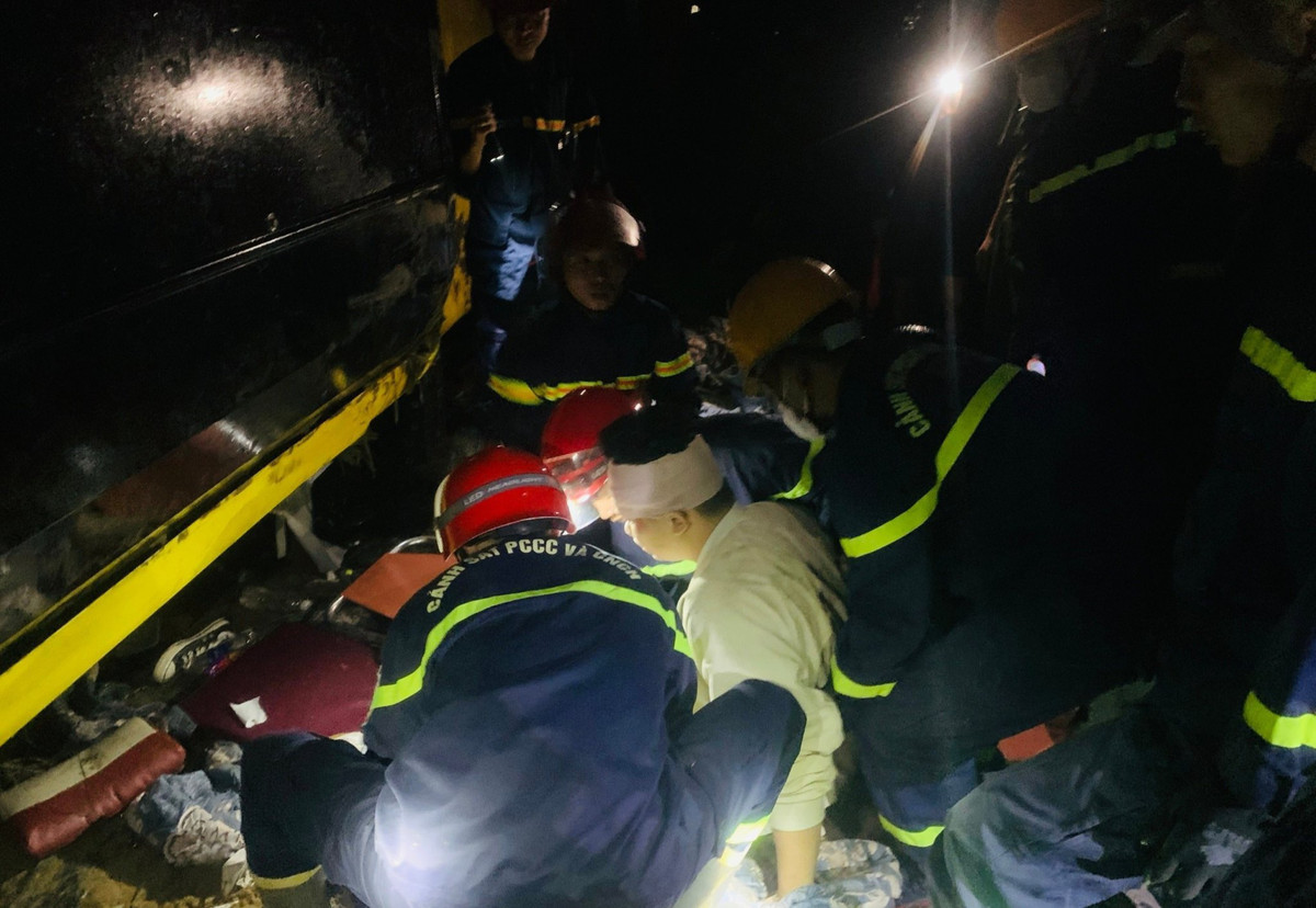 Lực lượng chức năng đã sớm có mặt để ứng cứu người bị nạn, đưa đi cấp cứu kịp thời. Hiện nguyên nhân vụ việc đang được điều tra làm rỏ. (Ảnh: phòng Cảnh sát PCCC và CNCH Quảng Trị).