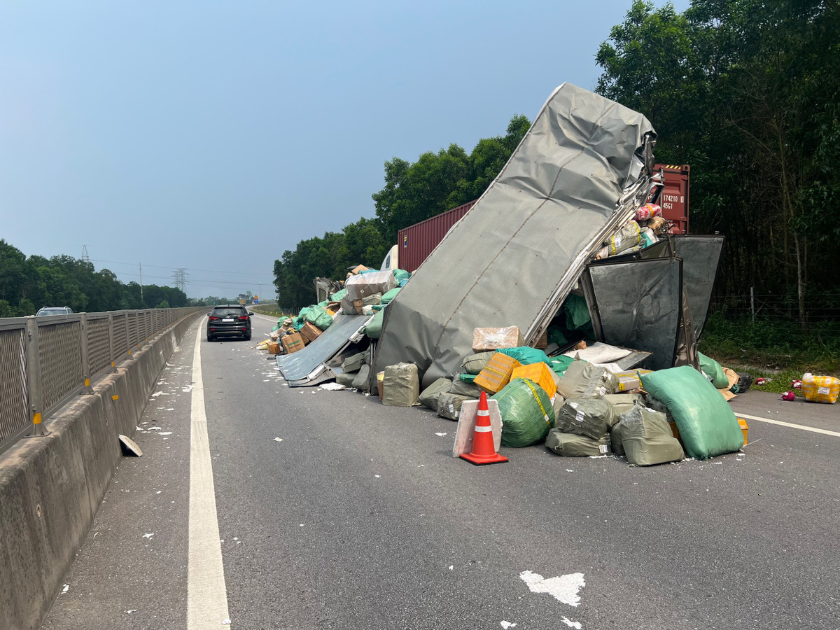 Xe tải biến dạng sau va chạm trên cao tốc Cam Lộ - La Sơn - Hình 2 Xe tai bien dang sau va cham tren cao toc Cam Lo - La Son-Hinh-2