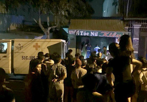 Thi thể 2 nạn nhân được đưa khỏi hiện trường vụ cháy.