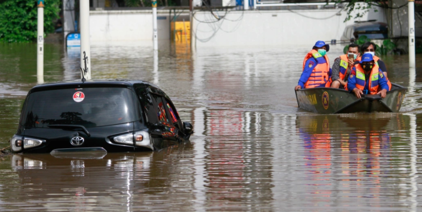 Cảnh người dân thủ đô Indonesia khốn khổ vì lũ lụt - Hình 2 Canh nguoi dan thu do Indonesia khon kho vi lu lut-Hinh-2