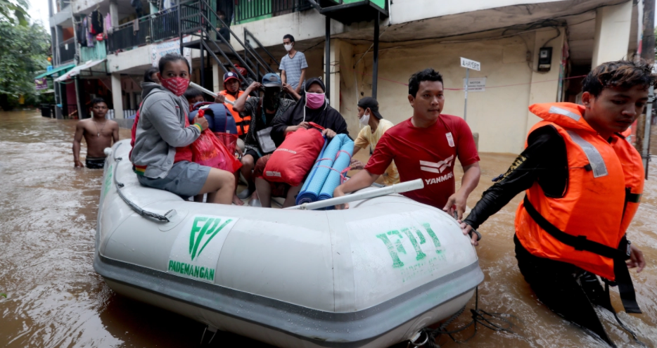 Cảnh người dân thủ đô Indonesia khốn khổ vì lũ lụt - Hình 8 Canh nguoi dan thu do Indonesia khon kho vi lu lut-Hinh-8