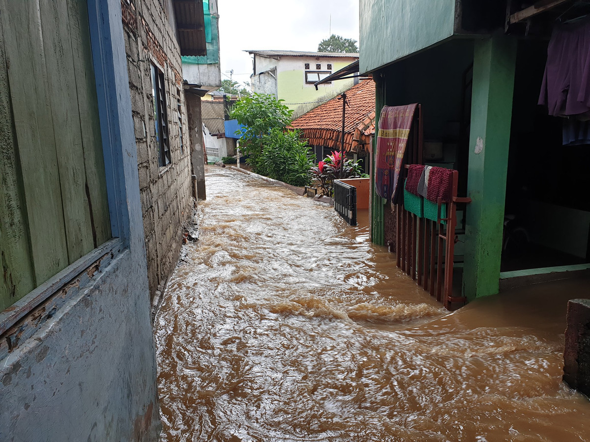 Cảnh người dân thủ đô Indonesia khốn khổ vì lũ lụt - Hình 6 Canh nguoi dan thu do Indonesia khon kho vi lu lut-Hinh-6