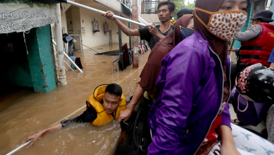 Cảnh người dân thủ đô Indonesia khốn khổ vì lũ lụt - Hình 9 Canh nguoi dan thu do Indonesia khon kho vi lu lut-Hinh-9