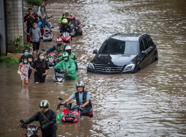 Cảnh người dân thủ đô Indonesia khốn khổ vì lũ lụt - Hình 7 Canh nguoi dan thu do Indonesia khon kho vi lu lut-Hinh-7