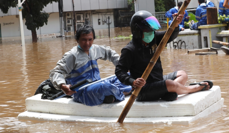 Cảnh người dân thủ đô Indonesia khốn khổ vì lũ lụt - Hình 3 Canh nguoi dan thu do Indonesia khon kho vi lu lut-Hinh-3