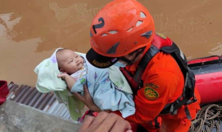 Cảnh người dân thủ đô Indonesia khốn khổ vì lũ lụt - Hình 12 Canh nguoi dan thu do Indonesia khon kho vi lu lut-Hinh-12