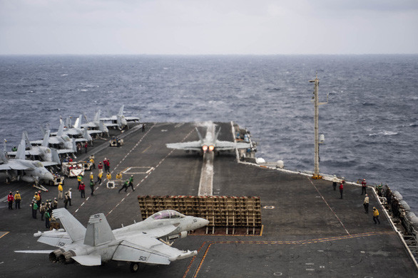 Được biết, các hoạt động của tàu chiến Mỹ vào ngày 4 và 5/2 diễn ra sau khi oanh tạc cơ và tiêm kích Trung Quốc bị tố mô phỏng hoạt động bám bắt, phóng tên lửa vào tàu sân bay Theodore Roosevelt của Mỹ hoạt động trên Biển Đông hôm 23/1. Ảnh chụp trên tàu sân bay USS Theodore Roosevelt ngày 20/1. Ảnh: Hải quân Mỹ. 