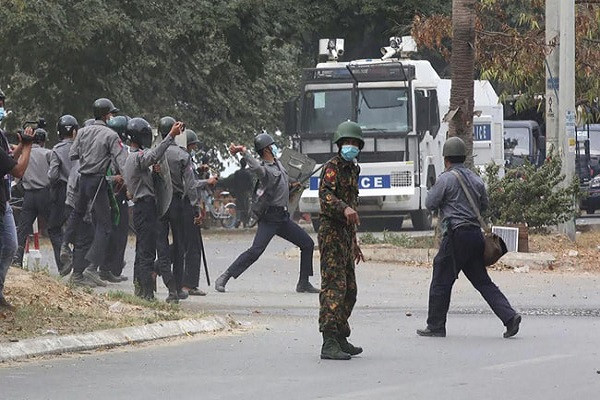 Bieu tinh o Myanmar: Canh sat no sung, hang chuc nguoi thuong vong