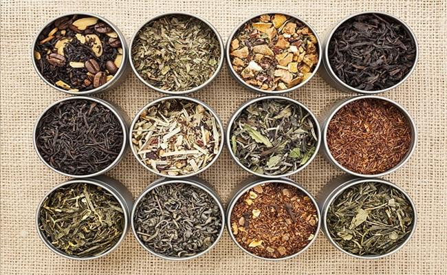 Bên cạnh giỏ quà nông sản, thị trường Tết năm nay còn có những giỏ quà thảo mộc với các sản phẩm có hương vị, sắc màu đặc trưng của Tết Việt như tinh dầu mùi già, tinh dầu cam, trầm thắp hương… cũng được giới thiệu đến người tiêu dùng.