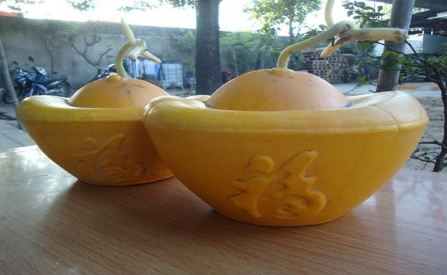 Ngoài bưởi hồ lô, dưa hấu hình vuông, hình thỏi vàng cũng là món quà Tết đắt đỏ hút khách trong dịp cuối năm. Dưa hấu hình thỏi vàng có giá 3,5 triệu đồng/cặp, dưa hấu vuông 1,3 triệu đồng/cặp. Đặc biệt, loại dưa hấu hình trái tim nổi bản đồ Việt Nam, giá bán ra thị trường được dự kiến khoảng từ 7 - 8 triệu đồng/cặp.