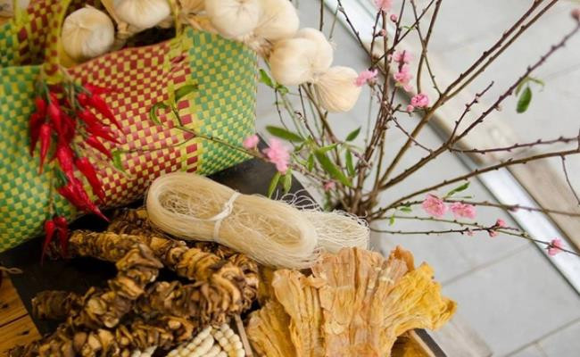 Những món hàng nông sản quen thuộc với mỗi gia đình như măng, miến, tôm khô, bưởi, cam…cũng được lên ngôi trong những giỏ quà Tết với mức giá “sang chảnh”. Giỏ quà Tết nông sản thường dao động từ 1 triệu đồng đến 3 triệu đồng, tùy theo từng loại sản phẩm.