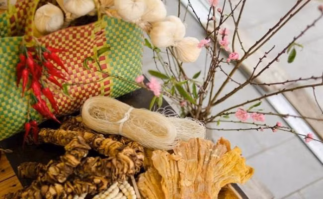 Những món hàng nông sản quen thuộc với mỗi gia đình như măng, miến, tôm khô, bưởi, cam…cũng được lên ngôi trong những giỏ quà Tết với mức giá “sang chảnh”. Giỏ quà Tết nông sản thường dao động từ 1 triệu đồng đến 3 triệu đồng, tùy theo từng loại sản phẩm.