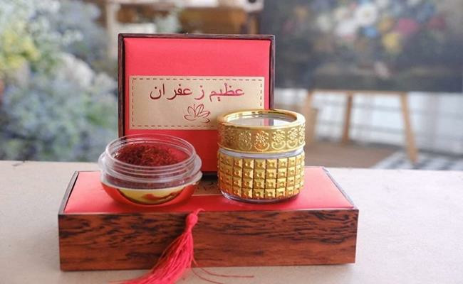 Dù có giá lên tới 400-650 triệu đồng/kg nhưng nhụy hoa nghệ tây vẫn được giới nhà giàu Việt đổ xô mua về làm trà thưởng Tết, quà biếu Tết hay để làm gia vị tẩm ướp các món ăn.