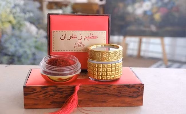 Dù có giá lên tới 400-650 triệu đồng/kg nhưng nhụy hoa nghệ tây vẫn được giới nhà giàu Việt đổ xô mua về làm trà thưởng Tết, quà biếu Tết hay để làm gia vị tẩm ướp các món ăn.