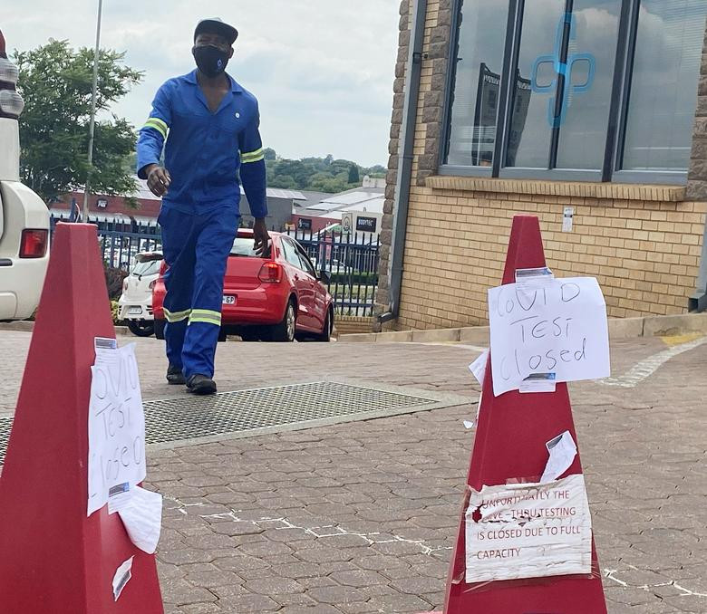 Một trung tâm xét nghiệm COVID-19 ở vùng ngoại ô Northcliff, Johannesburg, đóng cửa vì quá tải, ngày 5/1.