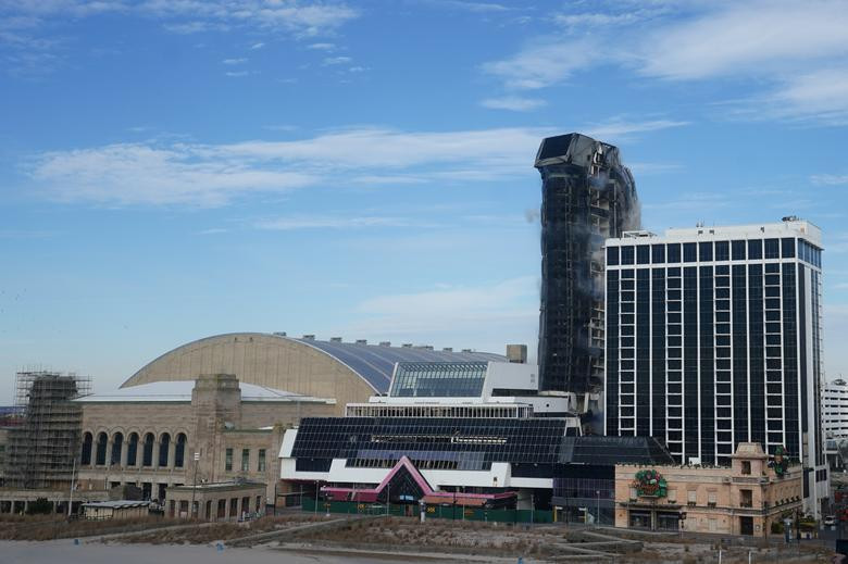 Tuy nhiên, sòng bạc này phải đóng cửa vào năm 2014 và đã xuống cấp trầm trọng. Tòa nhà thuộc sở hữu của tỷ phú Carl Icahn từ năm 2016. 