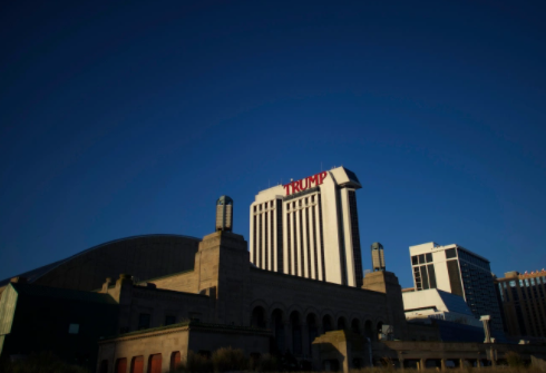 Trump Plaza được khai trương vào năm 1984 khi ông Donald Trump còn là một nhà phát triển bất động sản. Tổ hợp Trump Plaza từng có thời là sòng bạc thành công nhất ở thành phố Atlantic. 