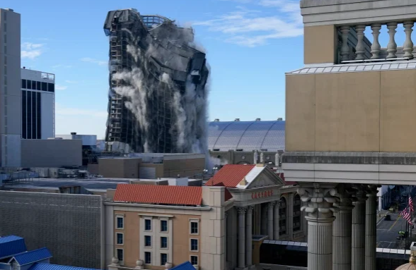 Để hoàn tất việc đánh sập tòa nhà này, đội phá dỡ đã bố trí chất nổ tại các điểm chiến lược dọc theo các cấu trúc hỗ trợ công trình. 