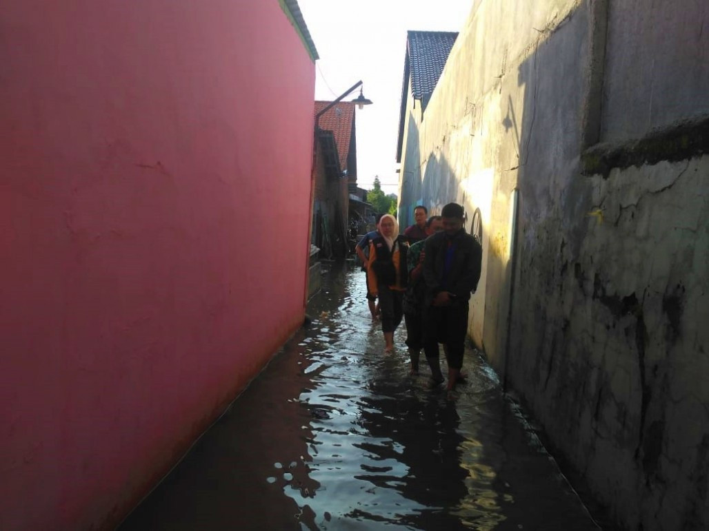 Trên thực tế, Pekalongan là thành phố nổi tiếng với việc sản xuất vải batik truyền thống. Các nghệ nhân ở đây sử dụng sáp chống nước và thuốc nhuộm để tạo nên hoa văn, hình vẽ trên vải. Ảnh: Cơ quan quản lý thiên tai khu vực Pekalongan.