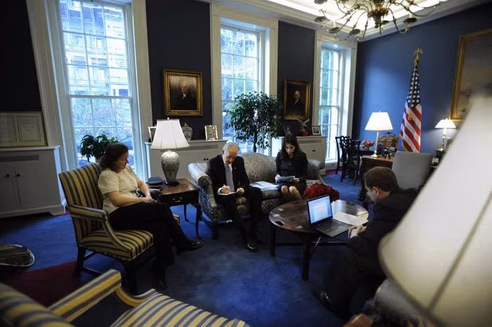 Khi ông Joe Biden còn làm Phó Tổng thống Mỹ dưới thời Tổng thống Barack Obama, các bức tường trong văn phòng này được sơn màu xanh lam để đồng màu với thảm. Ảnh: Ông Biden trong văn phòng ở Cánh Tây hồi năm 2009.