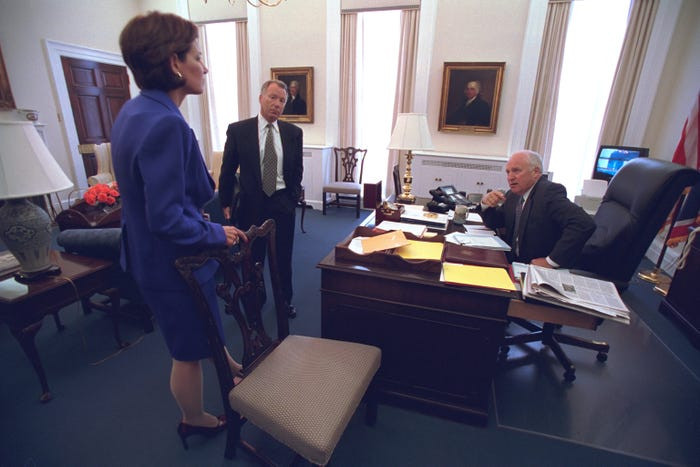 Trên tường trong văn phòng của Phó Tổng thống tại Cánh Tây này có treo chân dung của hai Phó Tổng thống đầu tiên của Mỹ là John Adams và Thomas Jefferson.