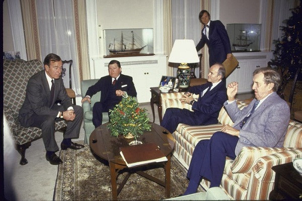 Văn phòng làm việc của Phó Tổng thống Mỹ tại Nhà Trắng không đặc biệt sang trọng hay rộng lớn, đủ không gian để bàn làm việc và khu vực tiếp khách.