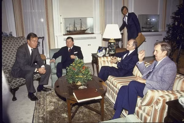 Văn phòng làm việc của Phó Tổng thống Mỹ tại Nhà Trắng không đặc biệt sang trọng hay rộng lớn, đủ không gian để bàn làm việc và khu vực tiếp khách.