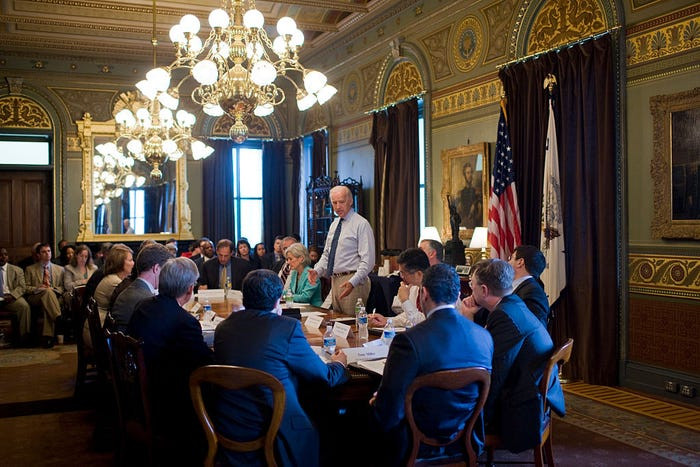 Đèn chùm được sử dụng để trang trí trong văn phòng.