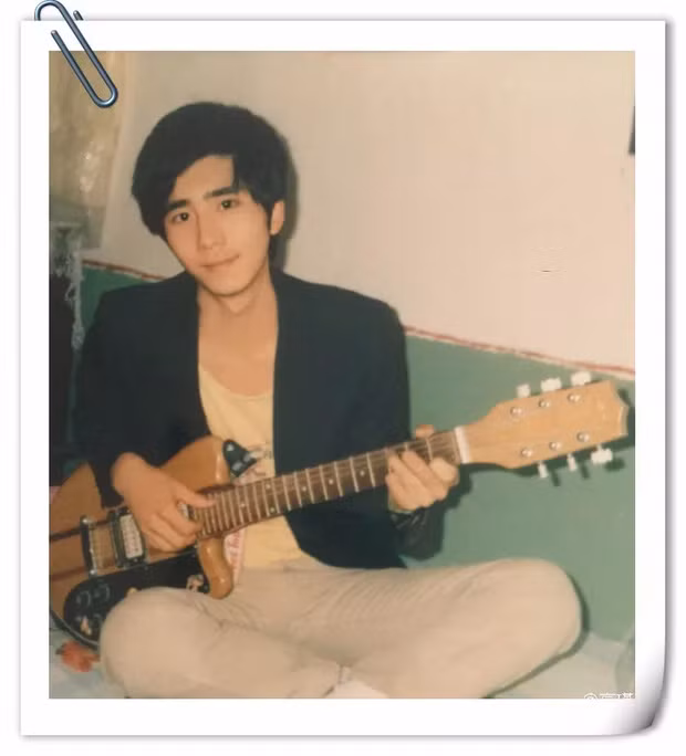 Còn ông bố này thì đúng chuẩn "boy lãng tử" vừa đẹp trai vừa giỏi đánh đàn nè.