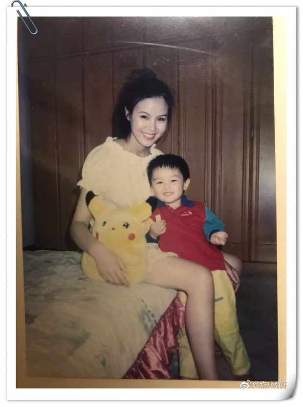 Có mẹ đẹp chắc chắn là có bảo hiểm nhan sắc trong tay nên cậu bé kia hẳn giờ đây đã thành một thanh niên điển trai ngời ngời nào đó rồi. 