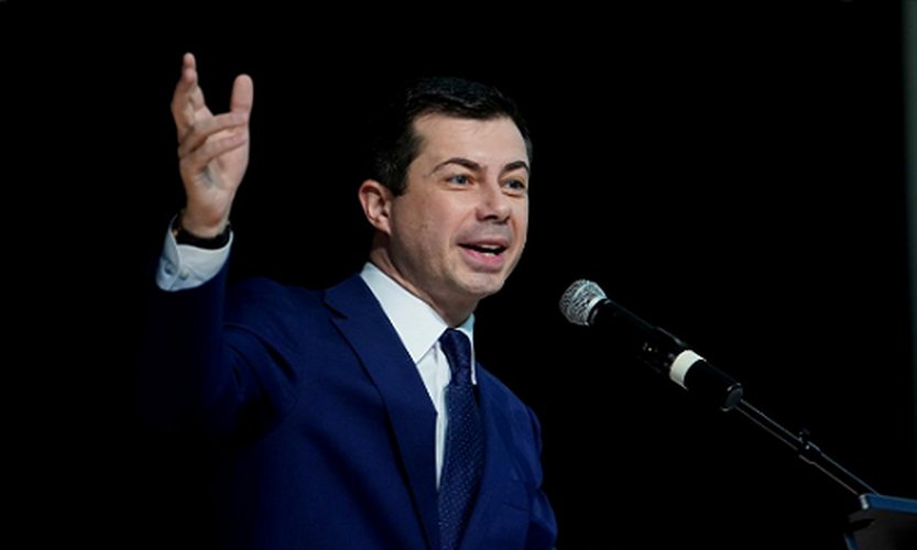 Cựu Thị trưởng Pete Buttigieg sinh ngày 19/1/1982 tại South Bend, bang Indiana. Ông tốt nghiệp trường Đại học Harvard và Đại học Oxford. Ông Pete Buttigieg là Thị trưởng South Bend trong khoảng thời gian từ tháng 1/2012 đến tháng 1/2020. Lúc mới đắc cử, ông là thị trưởng trẻ nhất của thành phố trên 100 nghìn dân. Ảnh: Reuters.