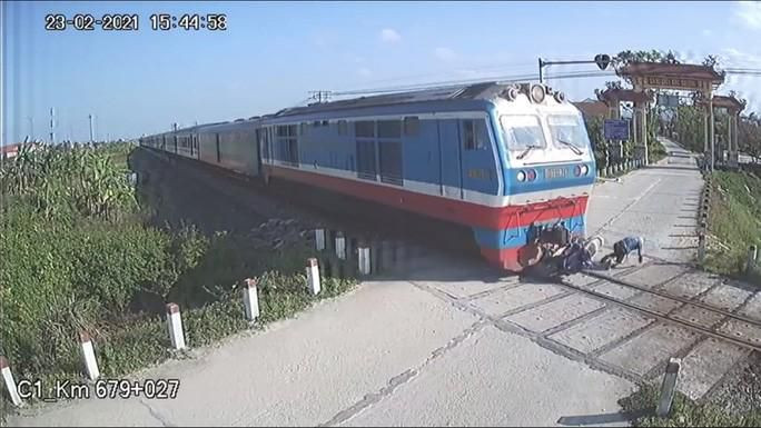 Video: 13 giay sinh tu cua nguoi dan ong truoc mui tau SE4-Hinh-3