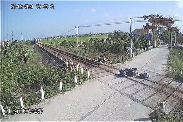 Video: 13 giay sinh tu cua nguoi dan ong truoc mui tau SE4