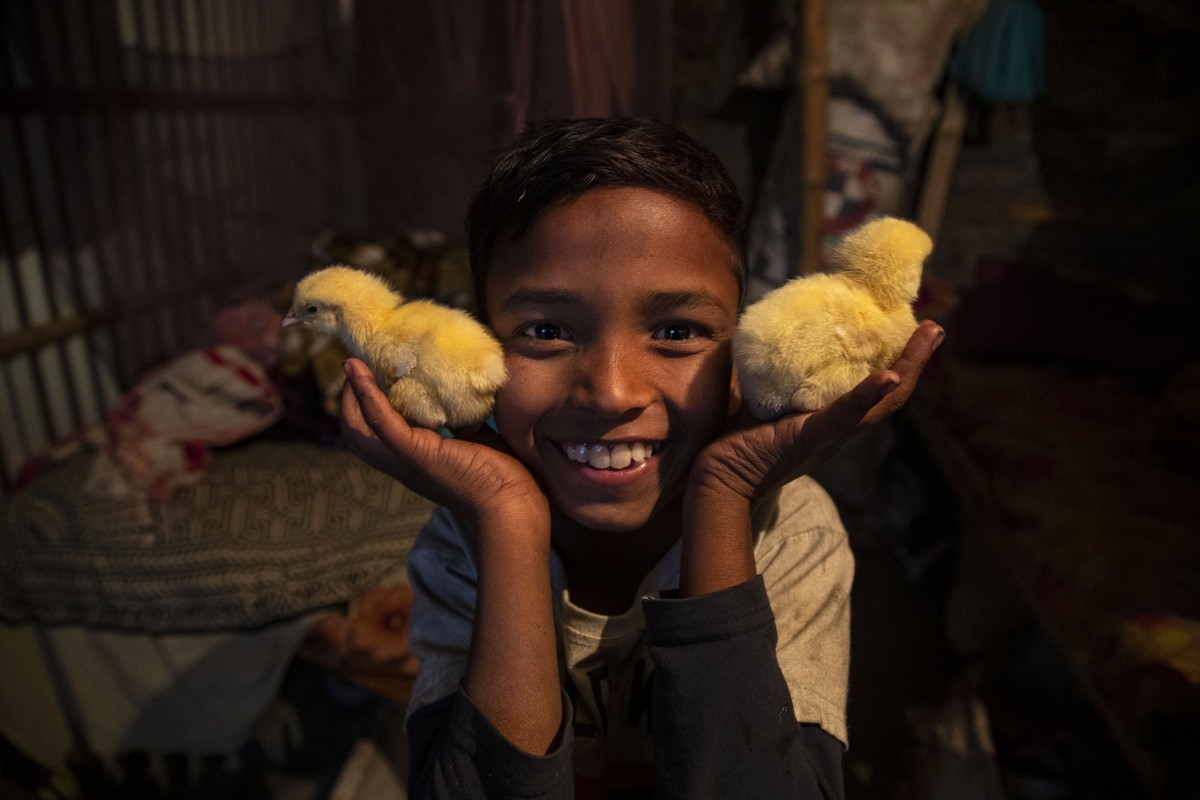 "Rất khó để nuôi sống một gia đình chỉ bằng việc nhặt rác", cô Anuware Begum, mẹ của Ali, nói.