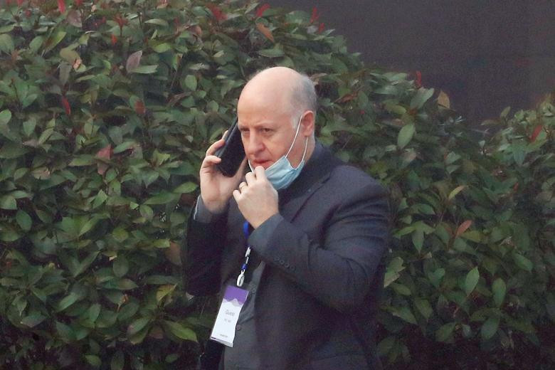 Peter Daszak, một thành viên của nhóm chuyên gia WHO, nói chuyện điện thoại tại một khách sạn ở Vũ Hán ngày 3/2.