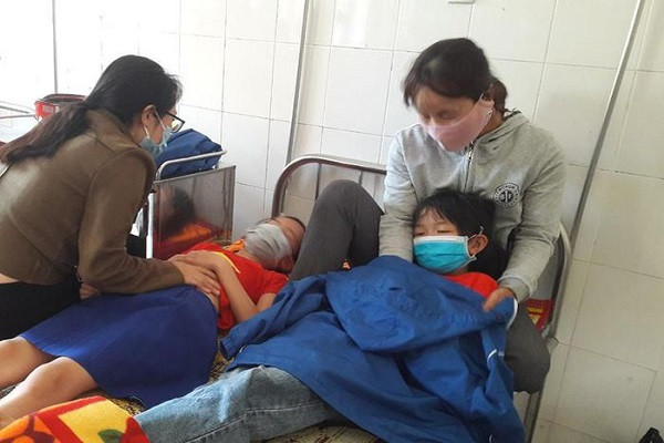 Hang chuc hoc sinh nhap vien sau bua an trua o Quang Tri