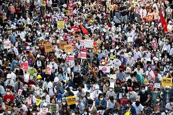 Bieu tinh lan rong o Myanmar, hang tram nguoi bi bat giu
