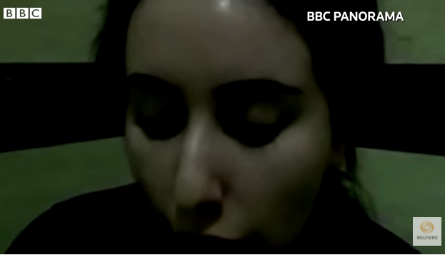 Cô cho biết thêm mỗi ngày đều sống trong lo lắng về sự an toàn bản thân. Cảnh sát canh gác bên trong và ngoài biệt thự. Họ thậm chí đe dọa cô "không bao giờ nhìn thấy mặt trời nữa". Ảnh: Reuters/BBC.