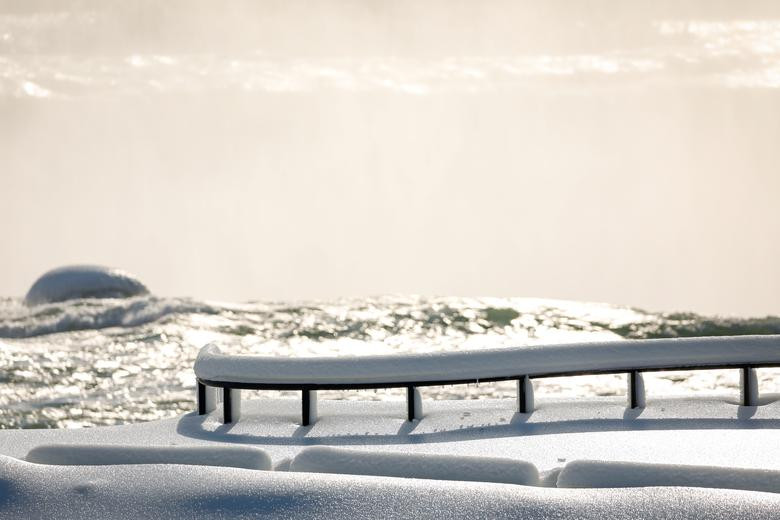Băng tuyết bao trùm lối đi ở Niagara Falls, ngày 21/2.