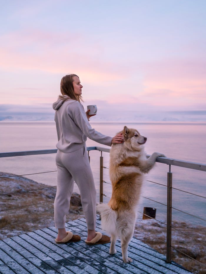 Điều đầu tiên Celicia làm là cho chú chó Grim ăn, trước khi pha cho mình một tách cà phê.